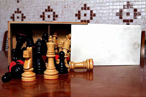 Caixa de madeira com peças de xadrex, arrematada em leilão do Jockey Club de São Paulo.