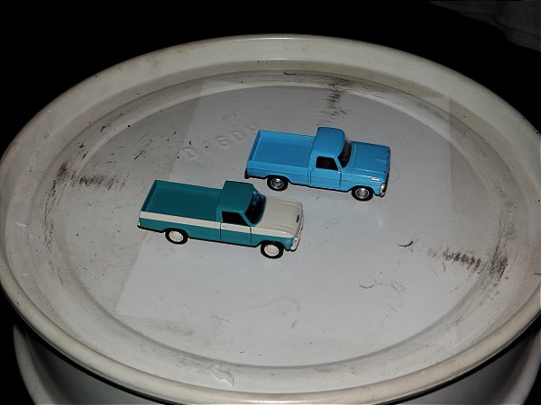 Miniaturas Par Parada Dura 1 Pick Up FORD F100 e 1 Pick Up CHEVORLET C15
