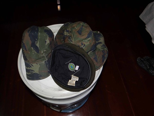 Militaria Lote de três chapéus militares tamanho pequeno