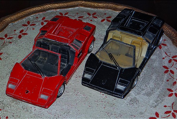 Par Miniaturas LAMBORGHINI COUNTACH ler descrição