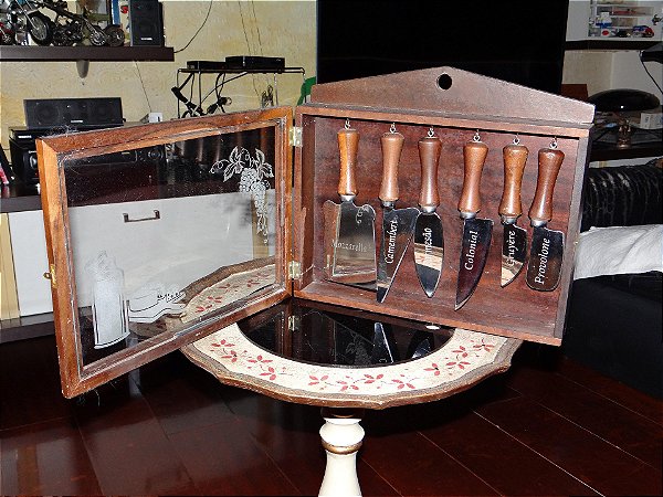 Conjunto de FACAS PARA QUEIJO em mostruário de madeira e vidro