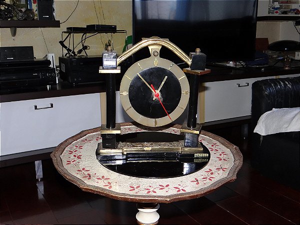 Relógio de Mesa em mármore e metal