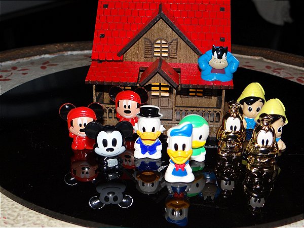 Kit Clássicos DISNEY com 10 Gogos diversos mais 1 Casinha de madeira