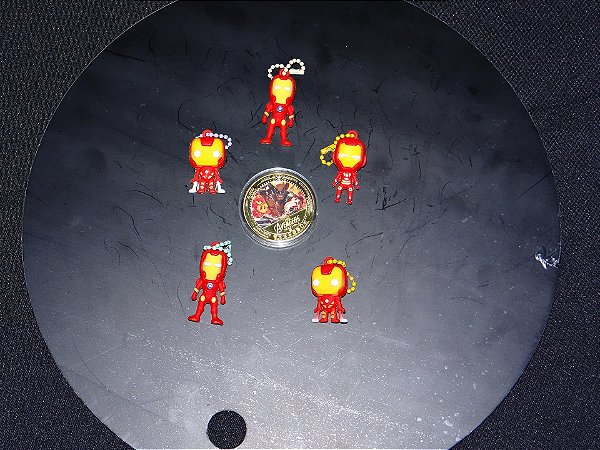 Kit 5 chaveiros tipo Pendant HOMEM DE FERRO e 1 Moeda Heróis Marvel