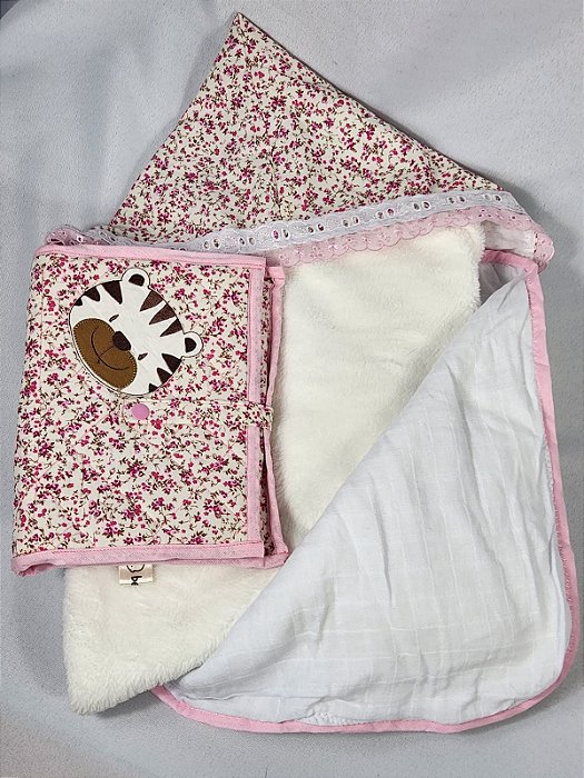 KIT TOALHA DE BANHO E PORTA ARTIGOS DE HIGIÊNE DO BEBÊ.