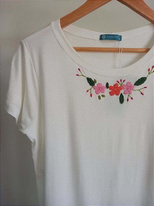 Blusa off white com delicado bordado na gola de flores - DAMALIS