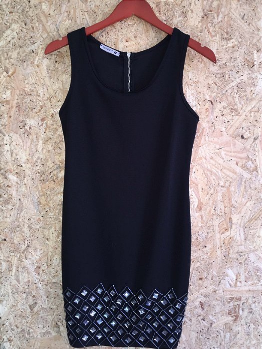 vestido preto com pedrarias