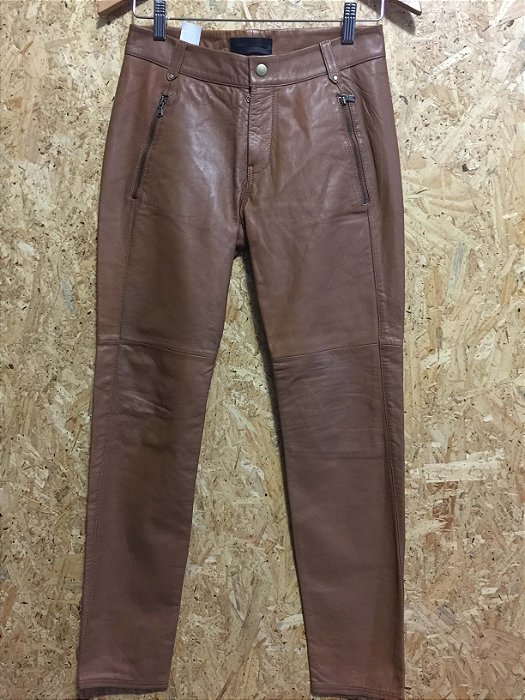 calça de couro caramelo