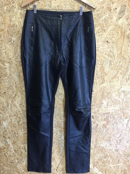 calça preta material sintetico