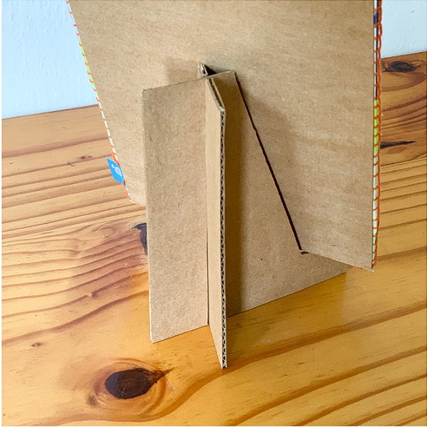 Suporte Sustentável para Quadro de Mesa