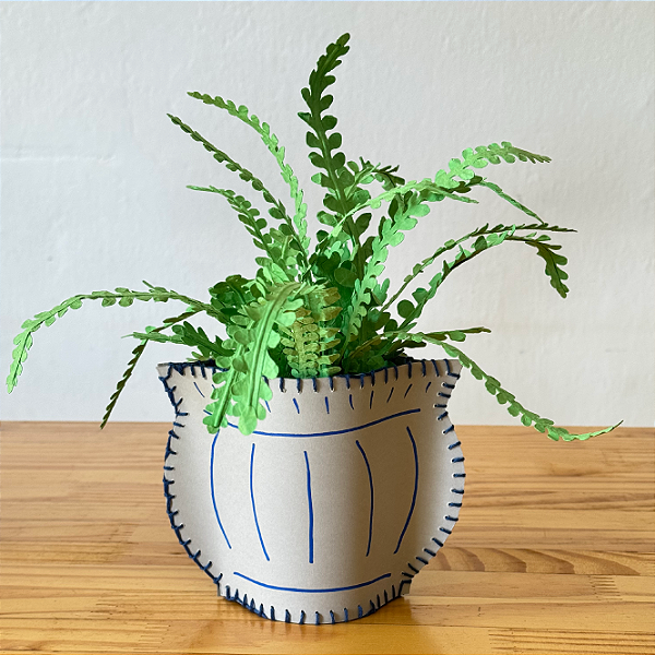 Arranjo de Folhagens Samambaia em Papel com Vaso Costurado