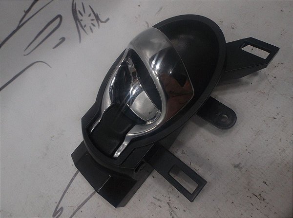 Maçaneta Interna Cromada Dianteira Esquerda Versa 19/20