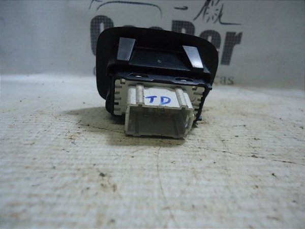 Comando Botao Vidro Traseiro Dir  Peugeot 2008 15/16