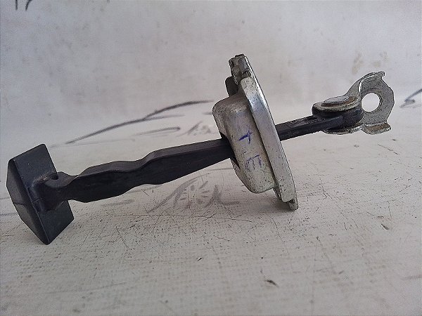 LIMITADOR PORTA TRASEIRO ESQUERDO NISSAN VERSA 17 18 19 20