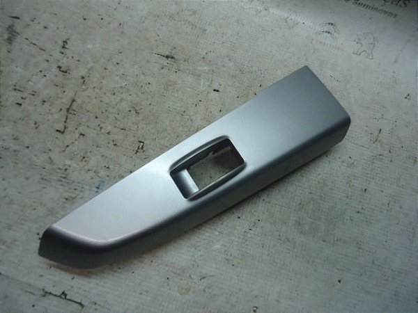 Moldura Comando De Vidro Traseiro Direito Toyota Hilux 12/13