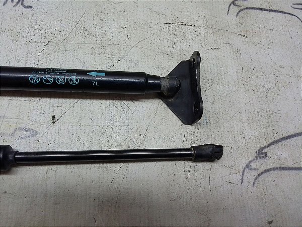 Par Amortecedor Tampa Traseira Porta Mala Toyota Yaris 19/20