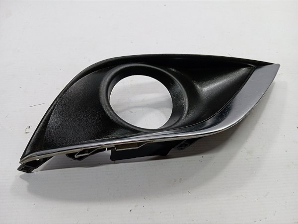 MOLDURA FAROL MILHA LD DIREITO NISSAN VERSA 2018