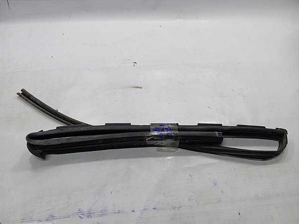 BORRACHA CONTORNO VIDRO TRASEIRO ESQUERDO NISSAN VERSA 2018