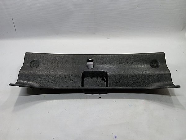 ACABAMENTO BATENTE PORTA MALAS NISSAN VERSA 2018
