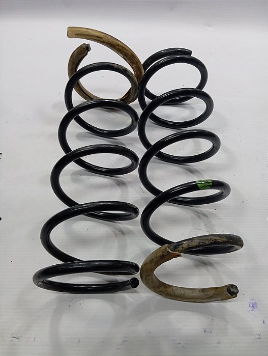 PAR DE MOLAS SUSPENSÃO TRASEIRA NISSAN VERSA 2018 ORIGINAL