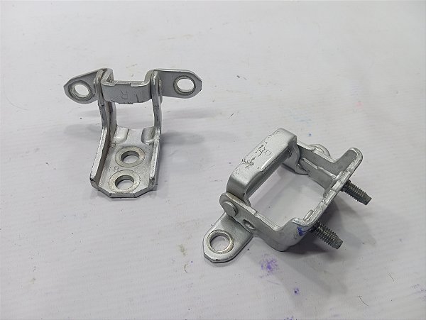 PAR DE DOBRADIÇAS PORTA TRASEIRA DIREITA NISSAN VERSA 2018