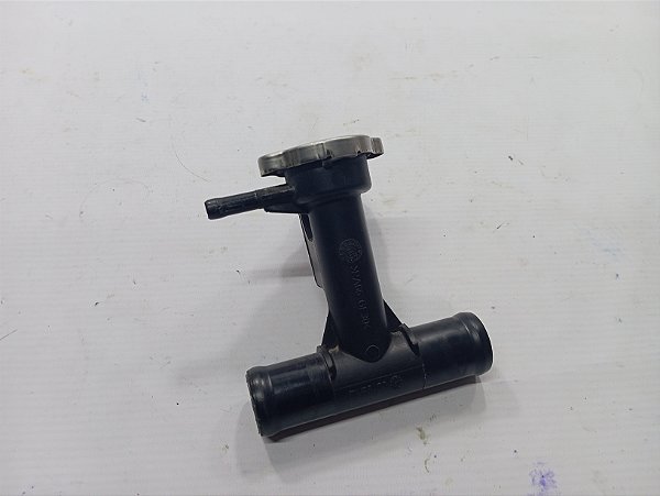 FLANGE TAMPA RADIADOR NISSAN VERSA 1.6 2018 ORIGINAL