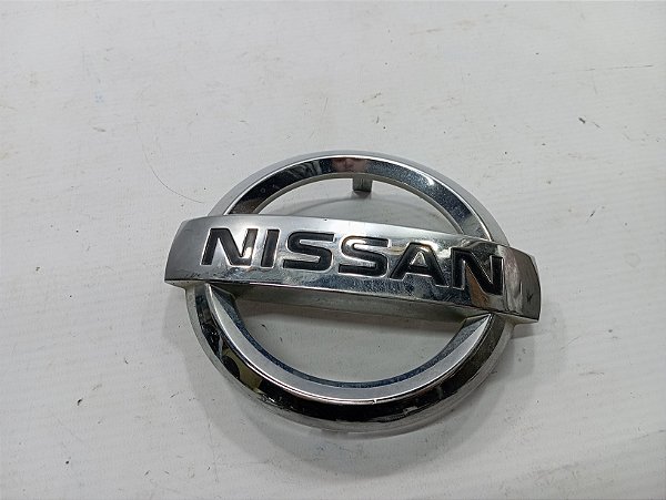EMBLEMA NISSAN PARACHOQUE DIANTEIRO NISSAN VERSA 2018