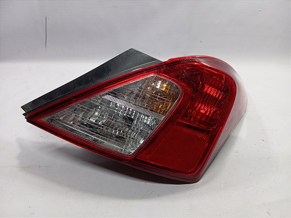 LANTERNA LD DIREITO COM DETALHE NISSAN VERSA 2018