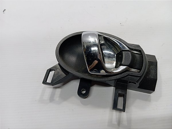 MAÇANETA INTERNA TRASEIRA DIREITA NISSAN VERSA 2018