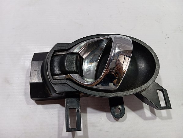 MAÇANETA INTERNA PORTA TRASEIRA ESQUERDA NISSAN VERSA 18/19
