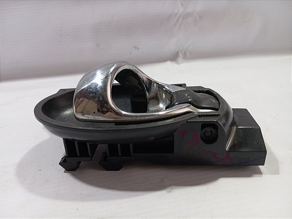 MAÇANETA INTERNA PORTA DIANTEIRA DIREITA NISSAN VERSA 18/19