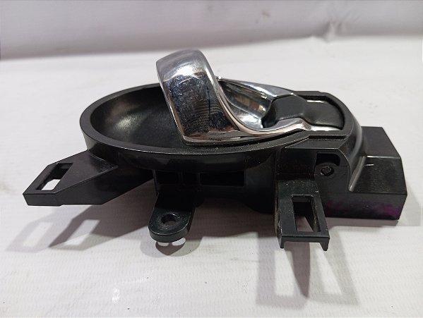 MAÇANETA INTERNA PORTA TRASEIRA DIREITA NISSAN VERSA 18/19