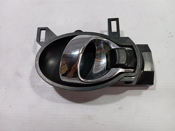 MAÇANETA INTERNA PORTA DIANTEIRA ESQUERDA NISSAN VERSA 18/19