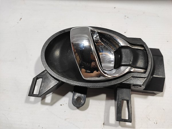MAÇANETA INTERNA DIANTEIRA DIREITA NISSAN MARCH 2019