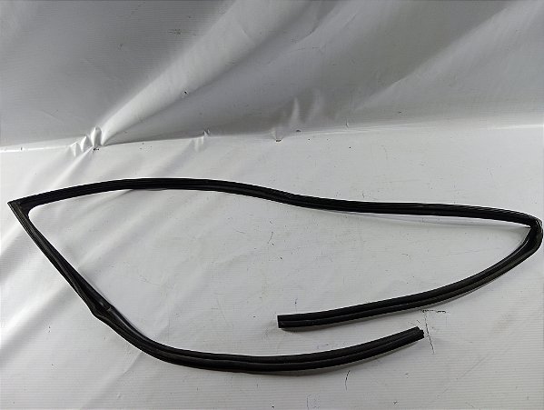 BORRACHA CONTORNO VIDRO DIANTEIRO DIREITO TOYOTA YARIS 2023