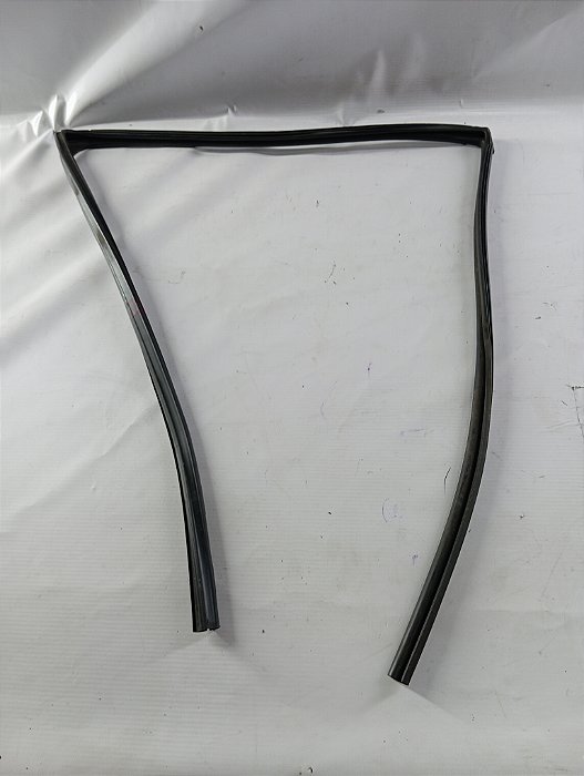BORRACHA CONTORNO VIDRO TRASEIRO ESQUERDO TOYOTA YARIS 2023
