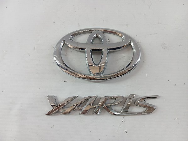 EMBLEMA TOYOTA TAMPA TRASEIRA YARIS SEDAN 1.5 2023 ORIGINAL