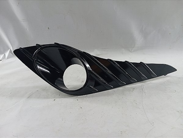 MOLDURA FAROL MILHA LADO ESQUERDO TOYOTA YARIS 21/22 ORIGINA
