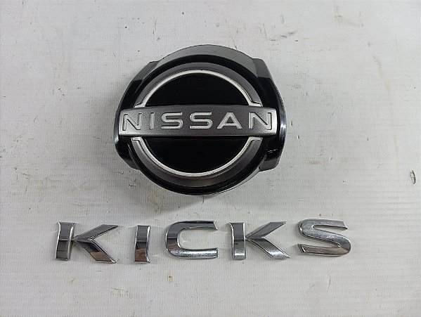 KIT EMBLEMAS TAMPA TRASEIR PORT MALAS NISSAN KICKS 2025 ORIG