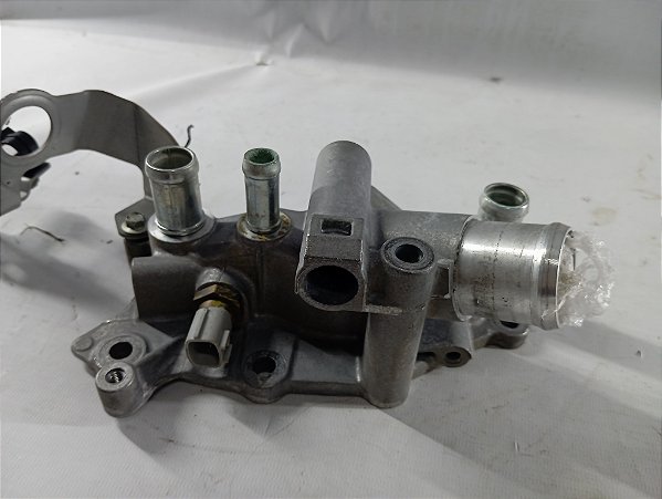 CARCAÇA DUTO TUBO FLANGE AGUA LATERAL MOTOR KICKS 1.6 19 A25