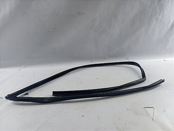 BORRACHA CONTORNO VIDRO DIANTEIRO DIREITO TOYOTA YARIS 2023