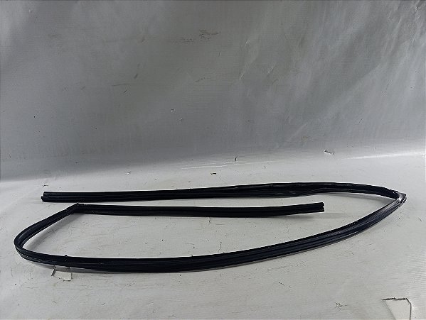 BORRACHA CONTORNO VIDRO DIANTEIRO ESQUERDO TOYOTA YARIS 2023