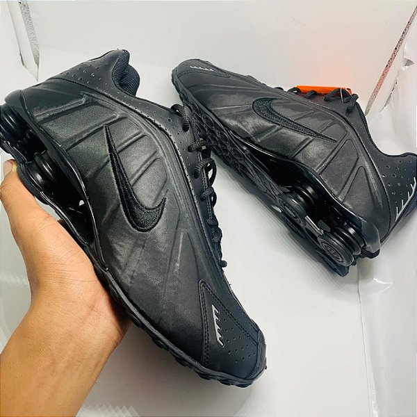 nike shox r4 all black