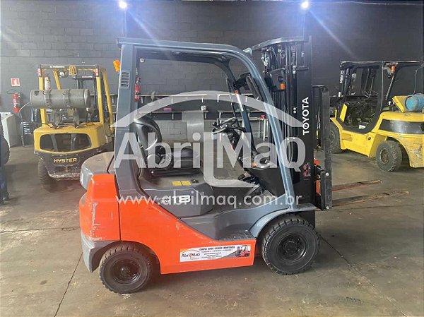 EMPILHADEIRA TOYOTA MODELO 8FD18 ANO 2020 DIESEL TORRE TRIPLEX COM DESLOCADOR APENAS 4000 HRS ORIGINAIS !!!!!!!