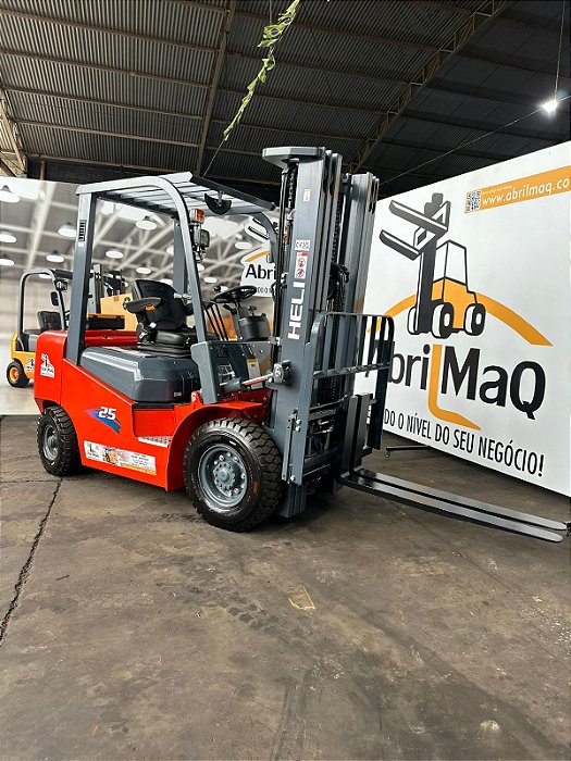 EMPILHADEIRA HELLI MODELO : CPQD25 TORRE : TRIPLEX 4,7 MTRS COM DESLOCADOR CAPACIDADE : 2,5 TON COMBUSTÍVEL : DIESEL ANO : 2025