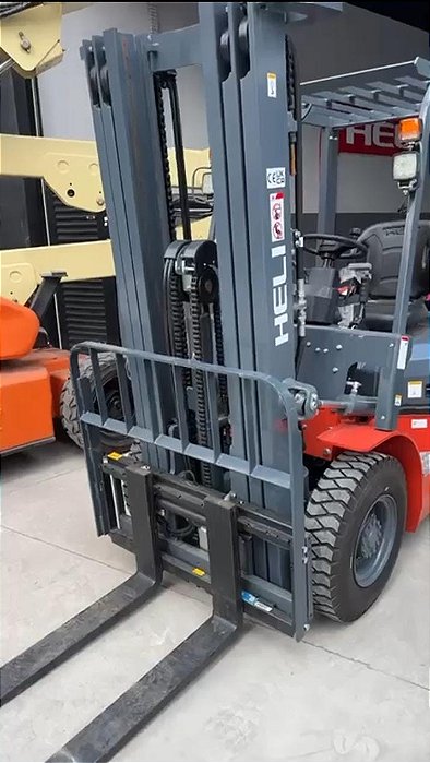 EMPILHADEIRA HELLI MODELO : CPQD25 TORRE : TRIPLEX 4,7 MTRS COM DESLOCADOR CAPACIDADE : 2,5 TON COMBUSTÍVEL : GLP ANO : 2025