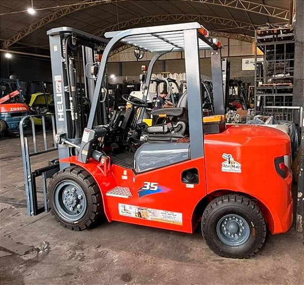 EMPILHADEIRA HELLI MODELO : CPQD35 TORRE : TRIPLEX 4,7 MTRS COM DESLOCADOR CAPACIDADE : 3,5 TON COMBUSTÍVEL : DIESEL ANO : 2025 - 0KM