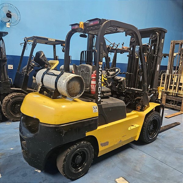 EMPILHADEIRA HANGCHA MODELO : CPQD35 ANO : 2012 COMBUSTIVEL: GLP TORRE : TRIPLEX 4,7 MTRS SEM DESLOCADOR MOTOR : NISSAN K25 CAPACIDADE : 3,5 TON PREÇO DE VENDA : R$ 75,000,00 !!! PREÇO PARA VENDER HOJE !!! R$ 54,900,00