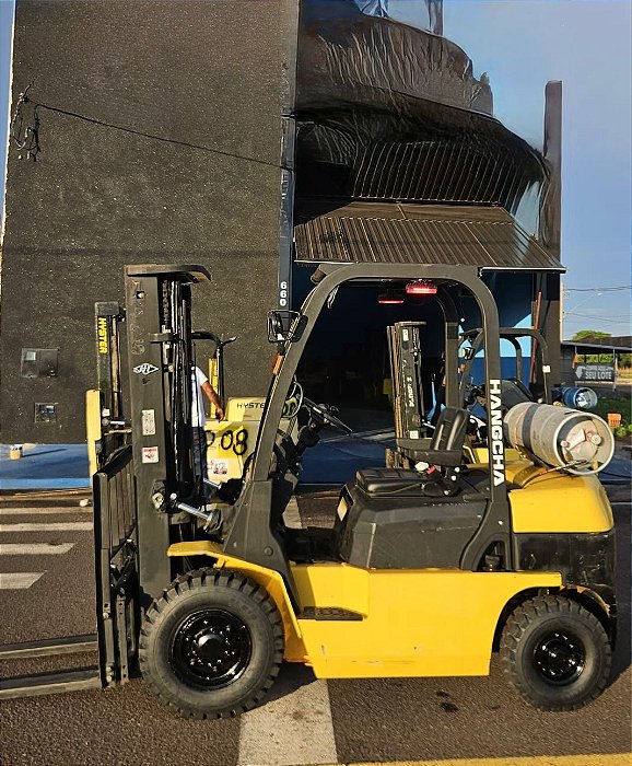 EMPILHADEIRA HANGCHA MODELO : CPQD25 ANO : 2017 COMBUSTIVEL:GLP TORRE : TRIPLEX 4,7 MTRS MOTOR : WANFRENG CAPACIDADE : 2,5 TON PREÇO DE VENDA : R$ 95,000,00 !!! PREÇO PARA VENDER HOJE !!! R$ 62,900,00