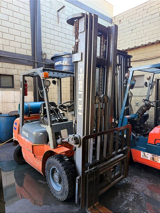 EMPILHADEIRA HELLI MODELO : CPQD25 ANO : 2011 MOTOR: NISSAN KZ COMBUSTIVEL: GLP TORRE : TRIPLEX 6 MTRS, COM DESLOCADOR MAQUINA FUNCIONANDO NO ESTADO !!!!! VALOR : R$ 59,900,00 NO ESTADO